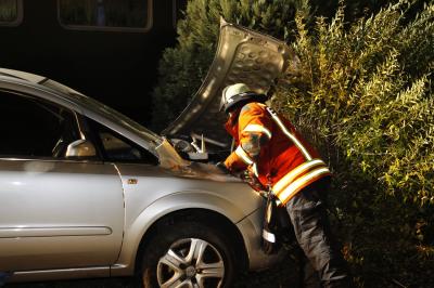 Dampflock rammt Pkw - Person im Pkw eingeklemmt in Ettlingen